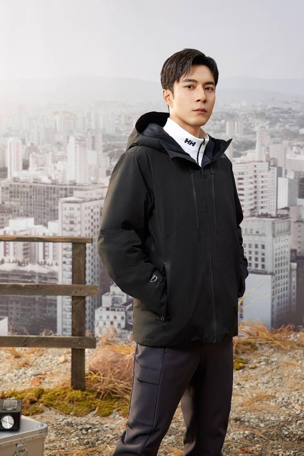 品牌代言人韩东君穿着H2Explorer系列冲锋衣羽绒服-01_副本.jpg